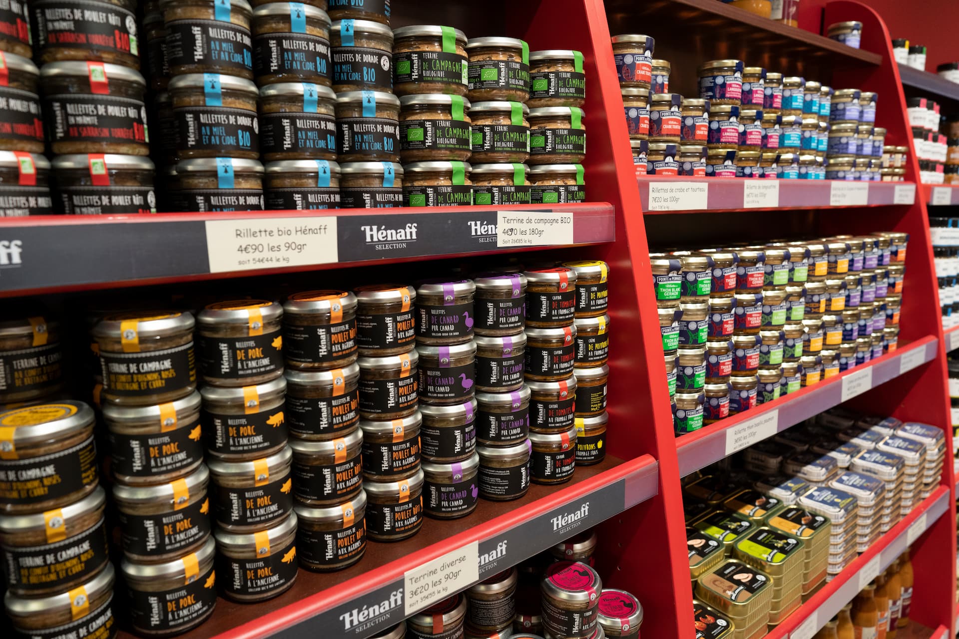 Biscuiterie de Kemperle étagère de produits : rillettes, terrines